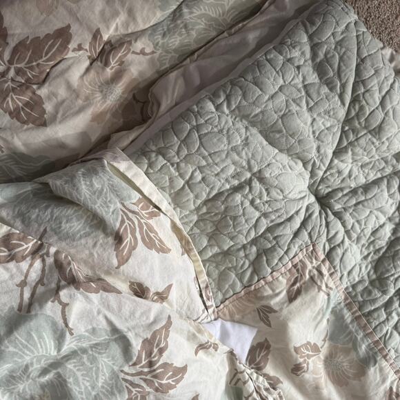 Laura Ashley Lifestyles Queen Size Muted Florals Comforter & 2 Pillow Shams - Picture 15 of 16